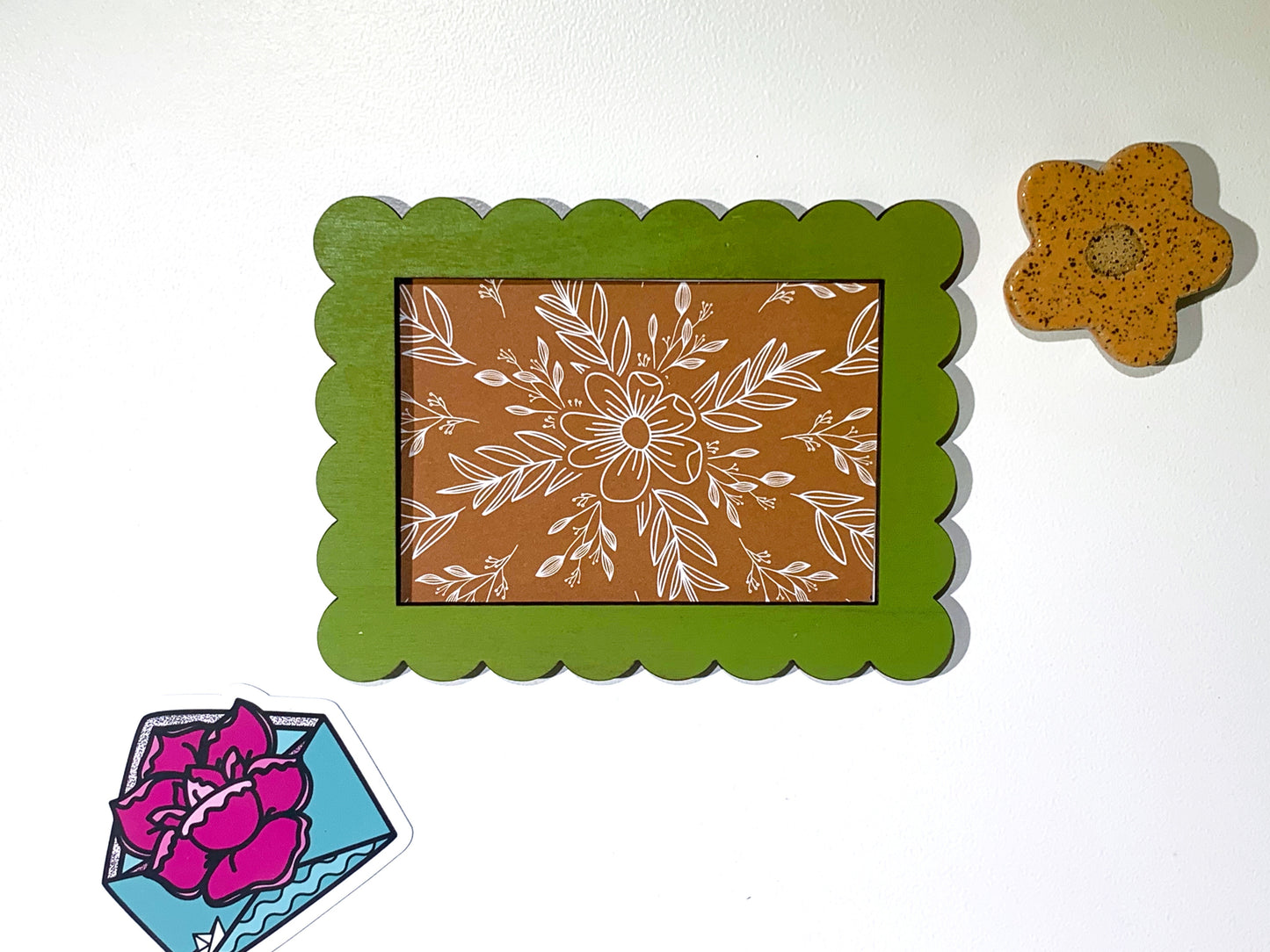 Wooden Scallop Magnet Frames