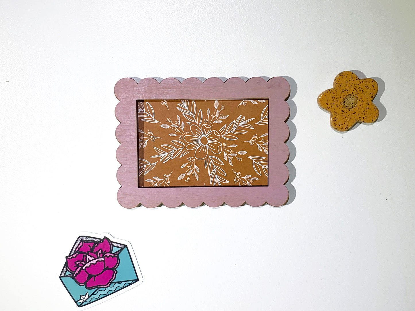 Wooden Scallop Magnet Frames